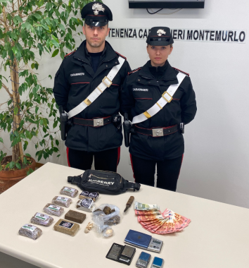 due carabinieri con i materiali sequestrati