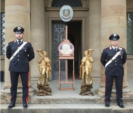 I carabinieri con le statue restituite