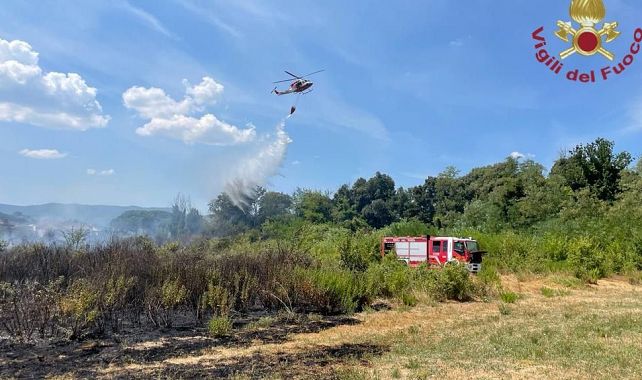 Le operazioni di spengimento dell'incendio - foto dei Vigili del fuoco