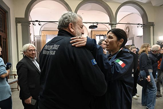 L'assessora regionale Monni e il presidente Emiliano