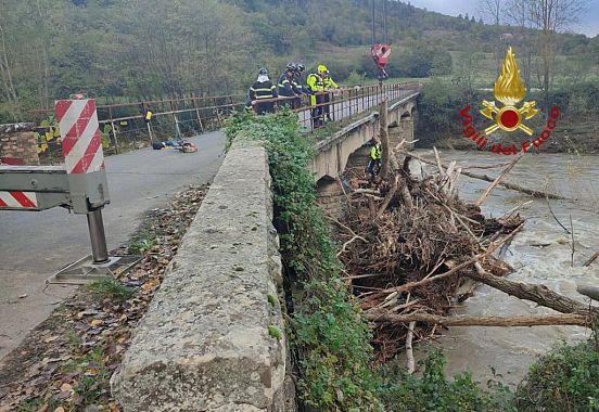 L'intervento di disostruzione del ponte a Bibbiena