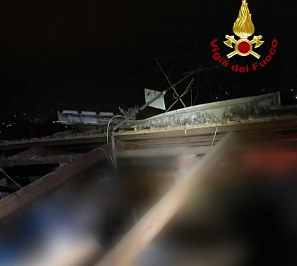 Uno dei tetti scoperchiati in provincia di Lucca